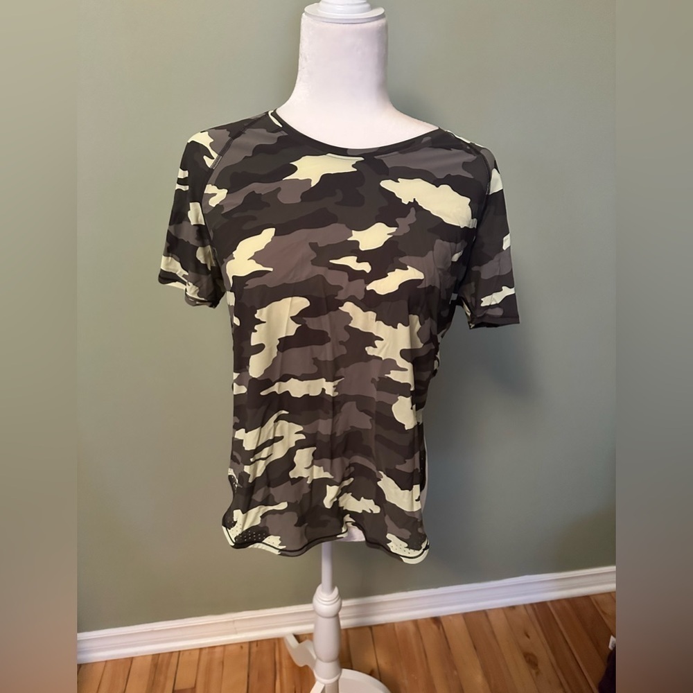 Lululemon UVP Run Short Sleeve Size 8
